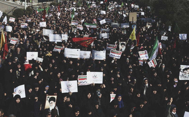 Photo of İran’daki protestoların sebebi ekonomiden fazlası